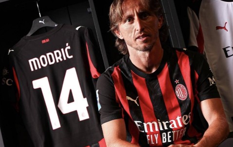AC米兰正式签约39岁莫德里奇，五位巨星相继离开皇马加盟米兰养老