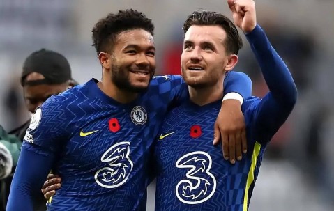 切尔西边路传奇奇尔维尔离队，詹姆斯动情送别