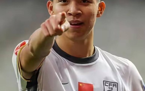 王钰栋拒绝了德甲豪门合同！月薪3000到5000欧元，王钰栋父亲：踢不上球，去欧洲做什么？