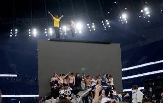 太阳报：热刺的球迷在球队赢得欧联杯冠军之后冲入球场进行庆祝