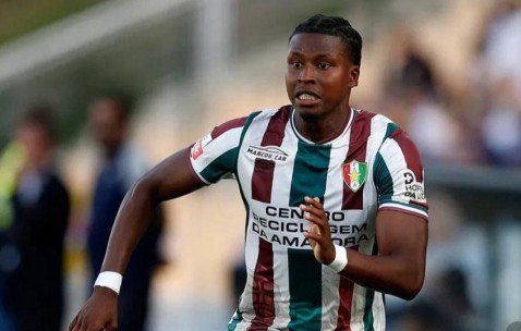 穆里尼奥与加拉塔萨雷左路争锋升级：先隔空较量抢人，后转身开启转会合作