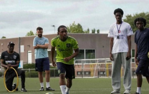 法甲天才前锋穿曼联球衣踢球，标价5000万！红魔或免费签英超空霸