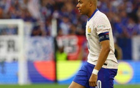 从球衣之争到公开致敬！姆巴佩一句“BIG7”，揭开皇马新双核的微妙羁绊