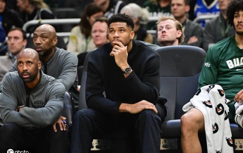 曝湖人明夏可能会关注字母哥 用3首轮+里夫斯谈判