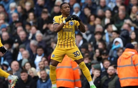 AC米兰少一人硬刚，4连胜登顶意甲榜首！最血性比赛震撼全场！