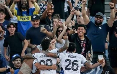 0-1！欧冠冠军轰然倒下！球迷赞不绝口：纪律性真强，最好看比赛