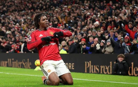 曼联1-0终结主场不胜！阿莫林变阵遇纽卡红魔化，一人离队之心昭然若揭