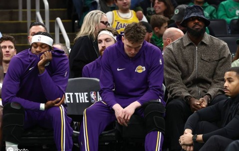 黄绿宿敌之战沦为一边倒 光杆里夫斯遭无眉侠阻击