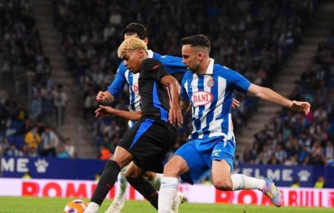 加泰德比成加冕舞台！巴萨2-0锁定西甲冠军