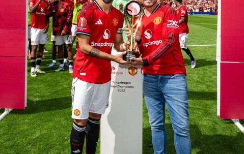 曼联1-1平点球捧双冠！德赫亚回家谢什科亮相，霍伊伦德缺阵预示转会