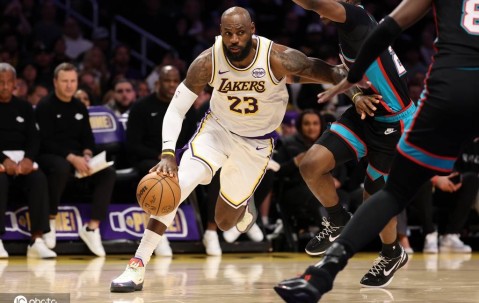 "东詹"狂轰62+16+18 湖人关键时刻战绩12胜0负