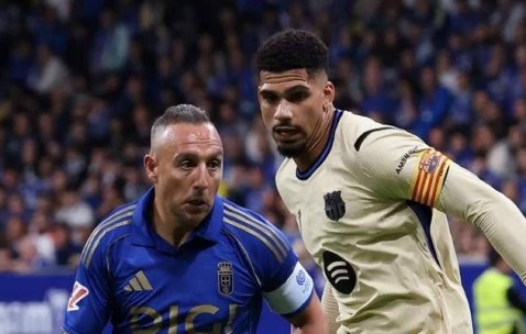 西甲40岁传奇依然踢球：花白头发获3万人致敬，巴萨队员送拥抱