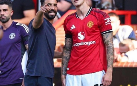 曼联安菲尔德百战欲拿十年首胜！阿莫林寄望谢什科，曾打爆利物浦