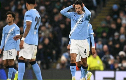 轮换10人0-2爆冷！曼城欧冠主场败北，球迷怒批瓜帅：太瞧不起对手