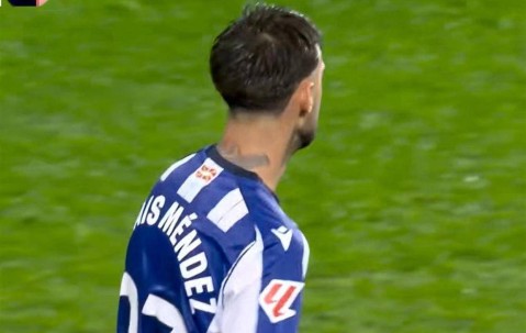 终结11连胜！西甲爆冷门：巴萨1-2皇家社会，皇马机遇来了：落后1分