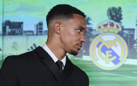 英格兰国脚阿诺德正式亮相皇马，即将开启他在西甲豪门的新篇章