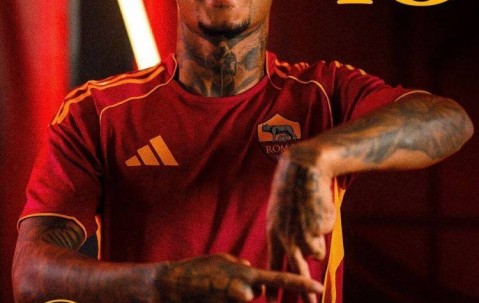 韦斯利：希望在罗马夺欧联杯&晋级欧冠，我能适应四后卫和三后卫