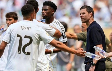 慌了！阿隆索密会2大核心服软，皇马更衣室裂痕能修复？