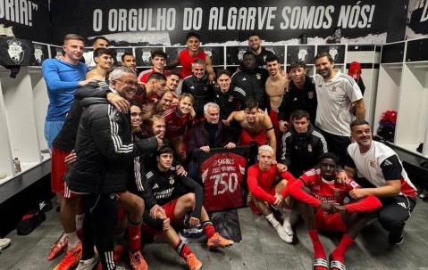 2-0！狂人继续不败！本菲卡挺进八强，穆帅战术再创佳绩迎新里程碑