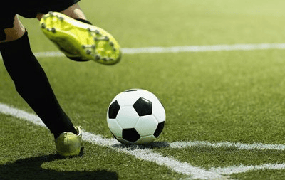 意甲国际米兰1-0小胜佛罗伦萨 劳塔罗点射致胜：蓝黑军团展现韧性，争冠之路再添关键三分