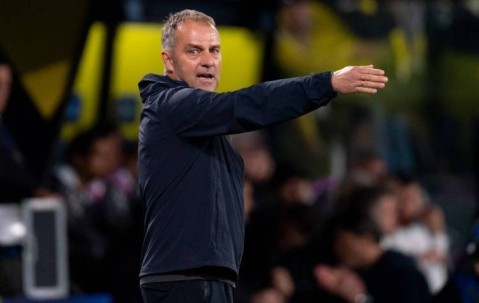 西甲爆冷夜！巴列卡诺争议判罚中阻截巴萨，主帅怒批VAR效率崩坏，弗里克点出门将封神时刻