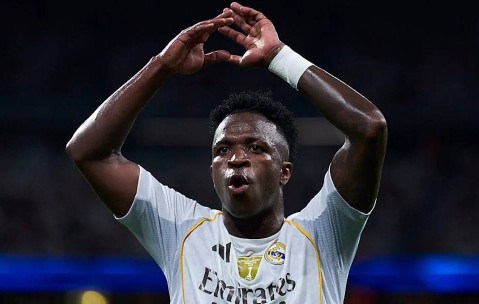 皇马2-1马洛卡，伯纳乌惊魂两分钟，维尼修斯绝杀登顶西甲