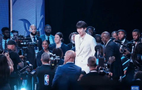 开拓者为杨瀚森安排专机 16顺位16号前来报到