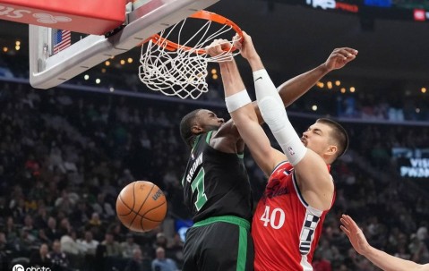 布朗50分莱昂纳德22分 快船不敌绿军6连胜终结