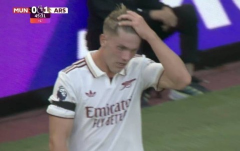 梗来了热议约克雷斯首场英超：0球0助，捋头发21次创纪录