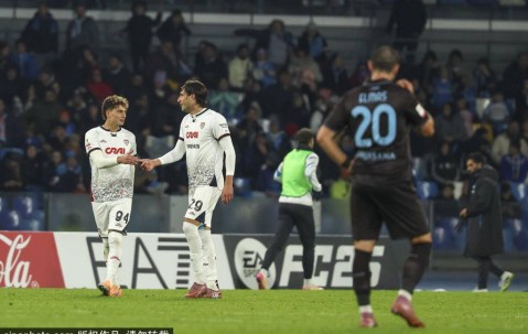 老兵不死！瓦尔迪赛前领取意甲11月最佳球员奖杯，38岁依然闪耀