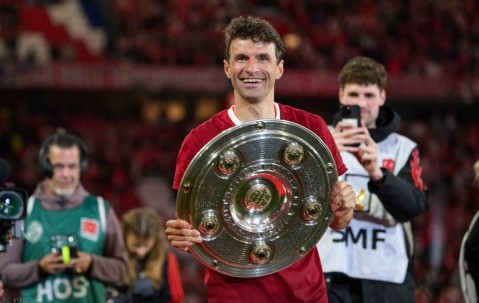 拜仁穆勒、凯恩、戴尔捧起沙拉盘，德甲颁奖热情依旧，啤酒浴更畅快