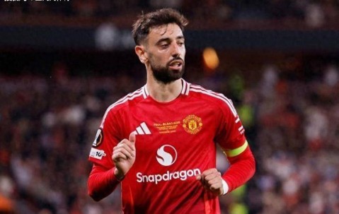 最难评的豪门队长！曼联成绩会决定B费未来，沙特人对他穷追不舍