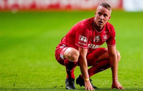 太阳报：英超旧将罗尼-斯塔姆被指控走私毒品，与哥哥一同被审