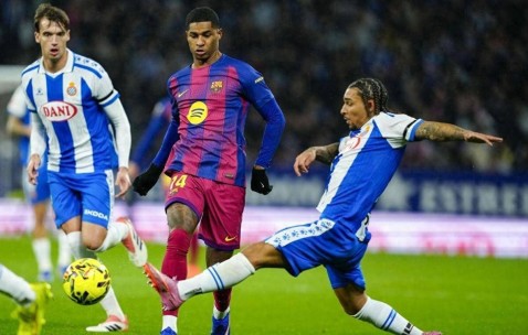 西甲一夜变天：巴萨绝杀坐稳榜首，黄潜超车马竞，黑马西班牙人虽败犹荣