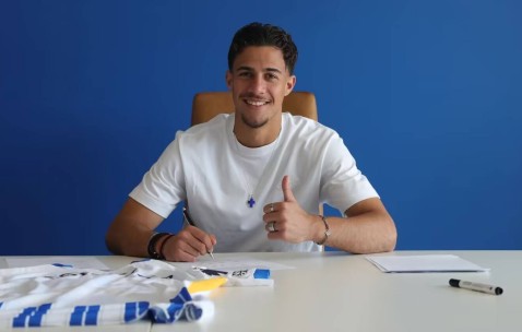 总价3700万欧！官方：布莱顿签下18岁前锋科斯托拉斯，签约5年