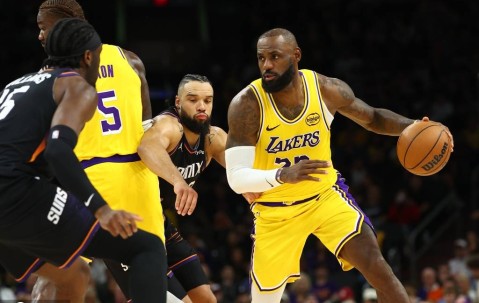 老詹23+6东契奇缺阵狄龙25分 布克21+11湖人惨败太阳